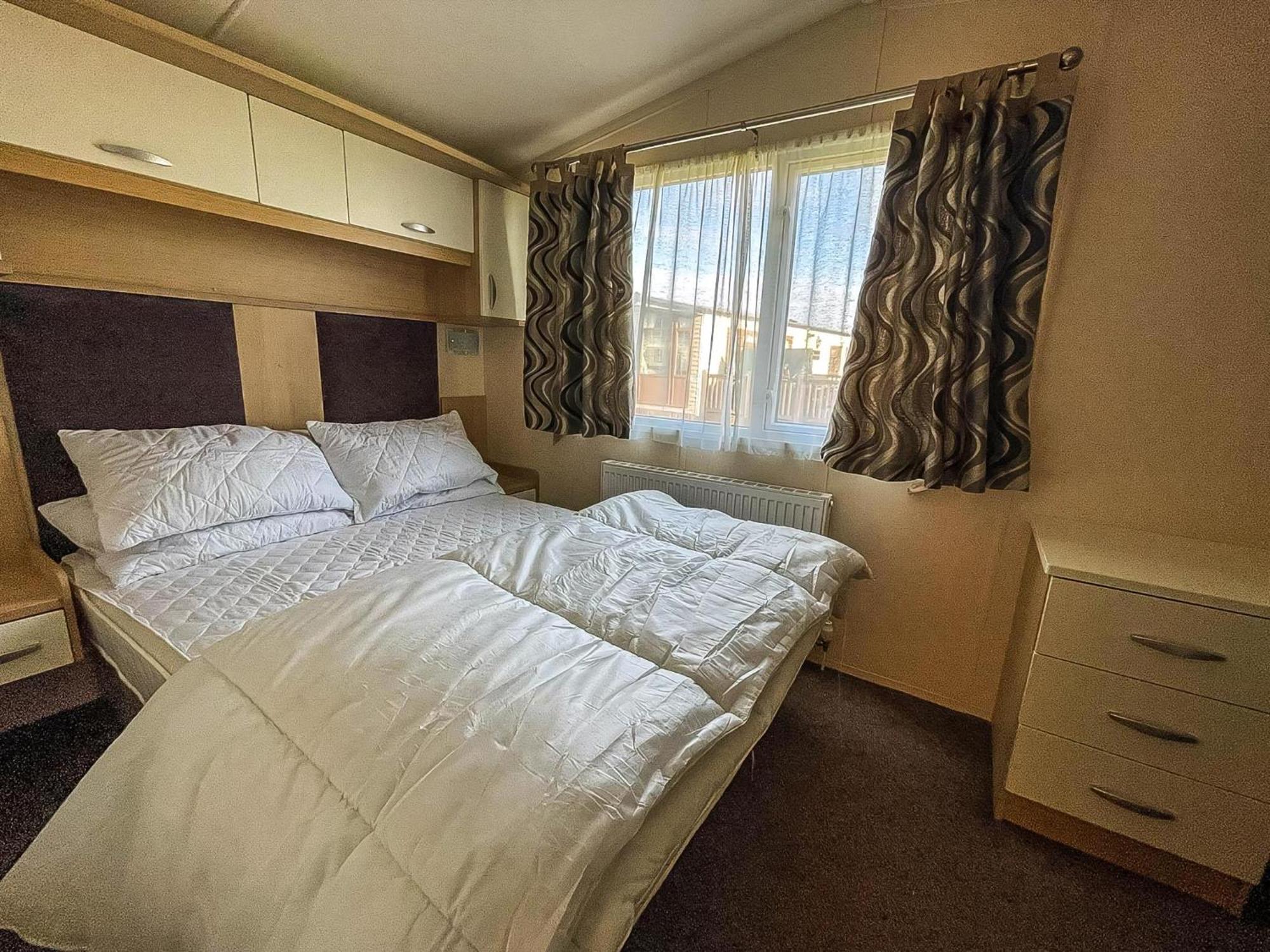 Lovely Caravan With Spacious Decking At North Denes In Suffolk, Ref 40134Nd โลเวสทอฟต์ ภายนอก รูปภาพ