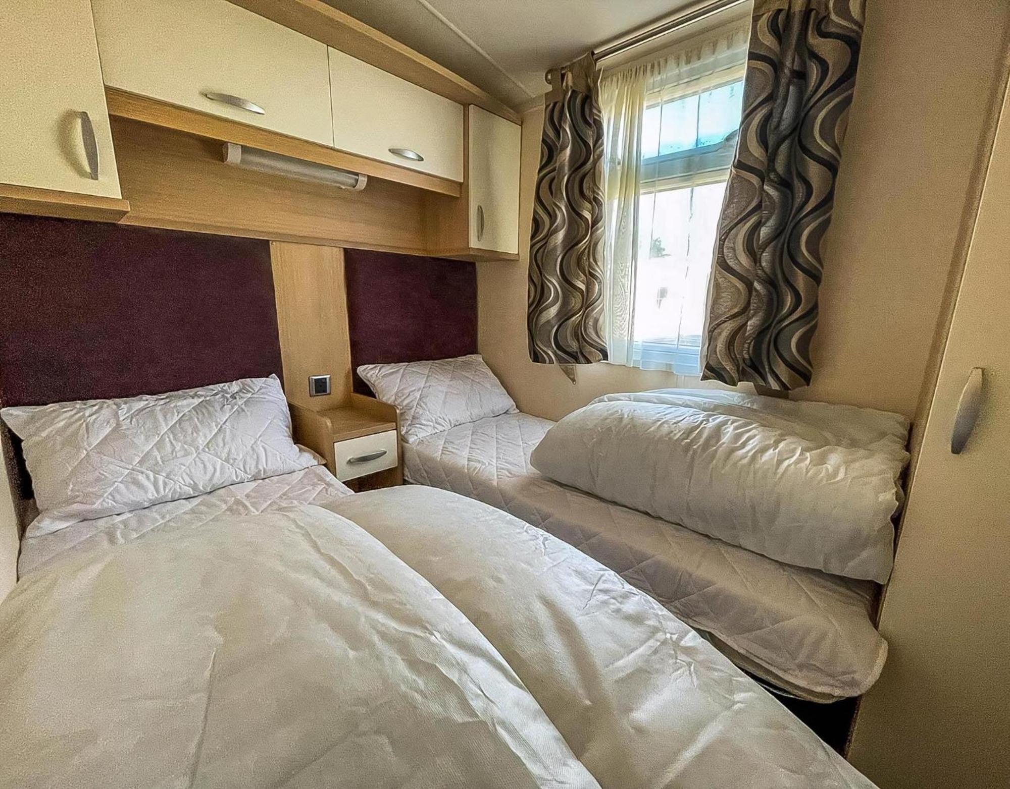Lovely Caravan With Spacious Decking At North Denes In Suffolk, Ref 40134Nd โลเวสทอฟต์ ภายนอก รูปภาพ