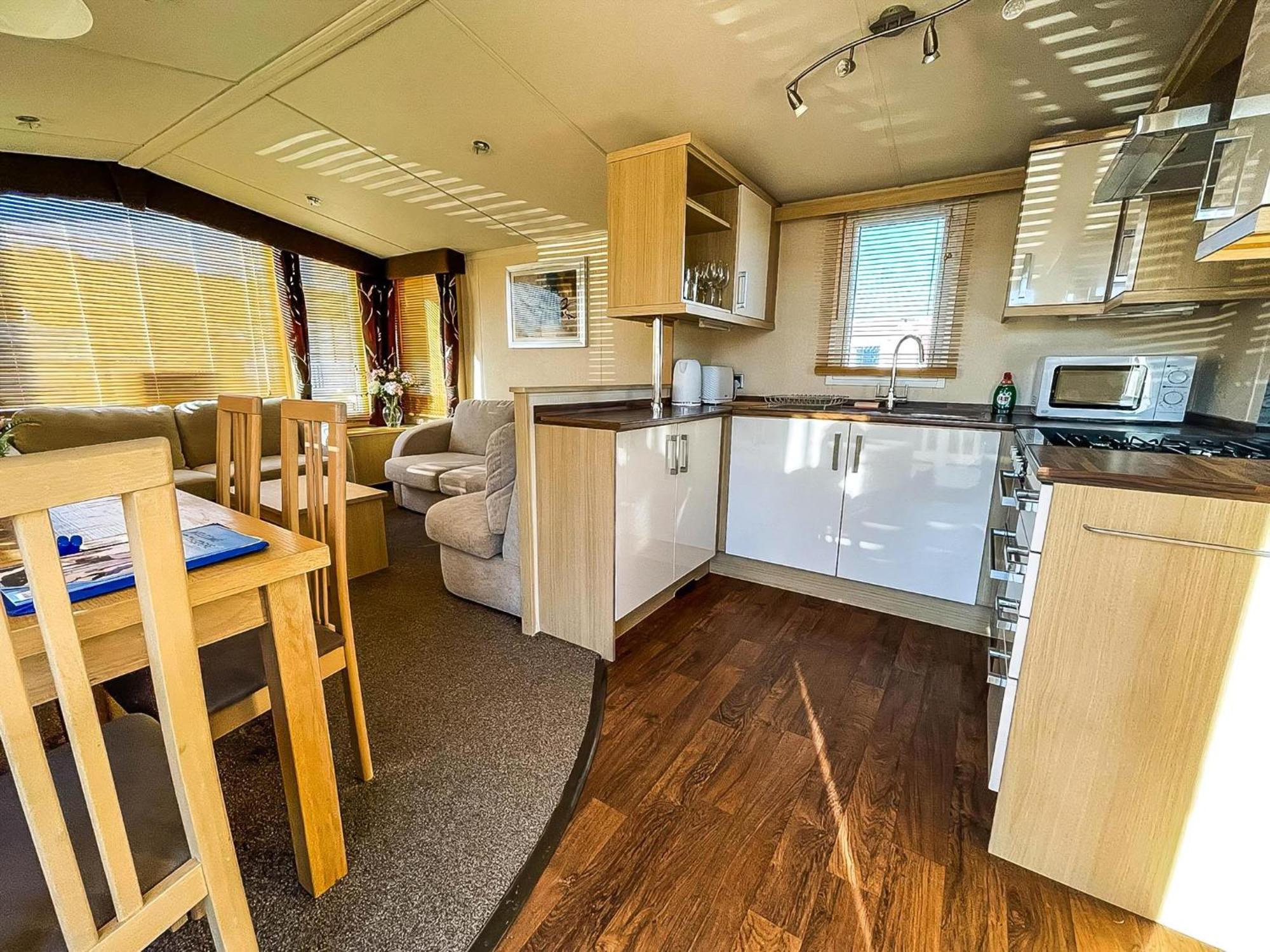 Lovely Caravan With Spacious Decking At North Denes In Suffolk, Ref 40134Nd โลเวสทอฟต์ ภายนอก รูปภาพ