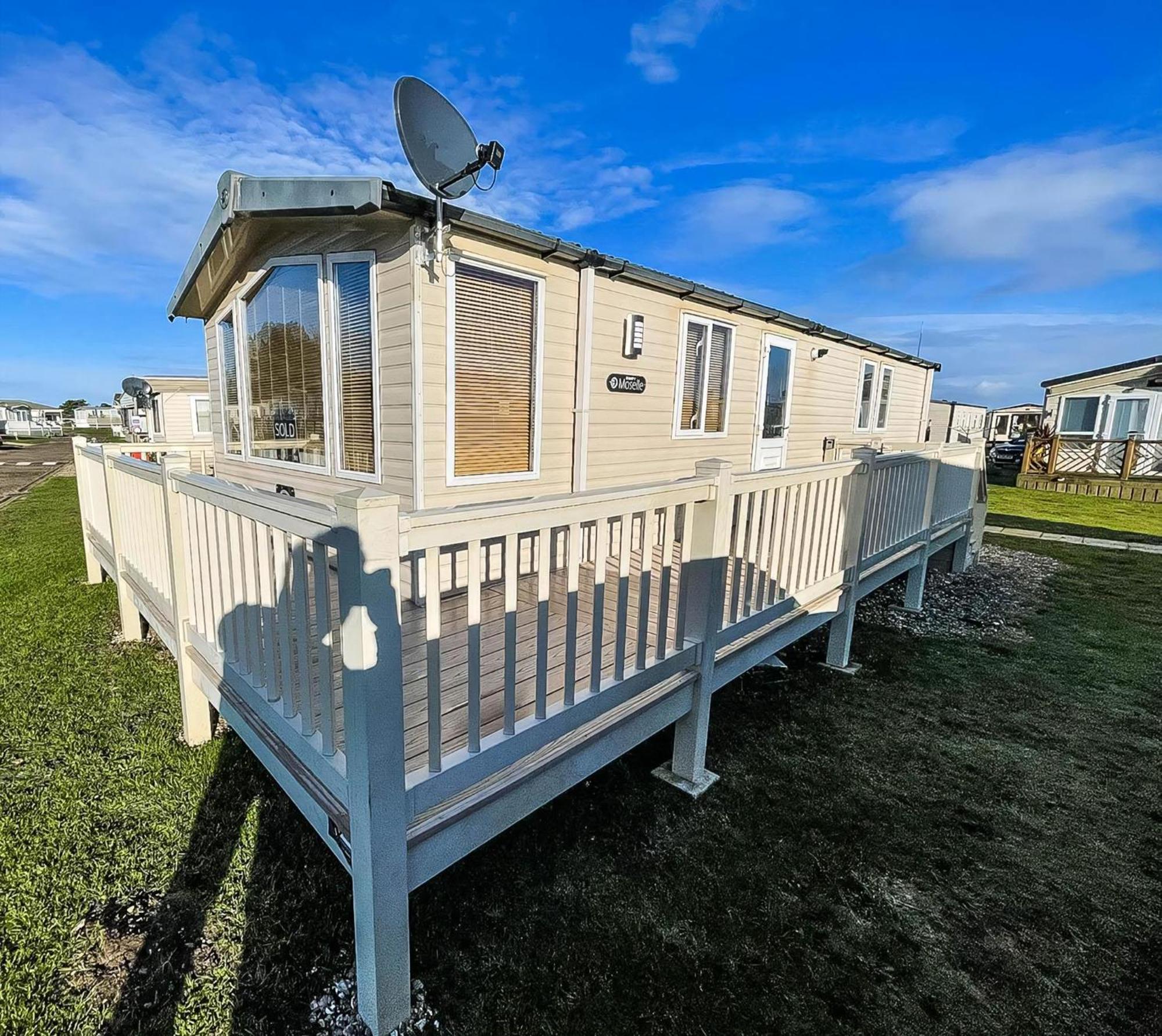 Lovely Caravan With Spacious Decking At North Denes In Suffolk, Ref 40134Nd โลเวสทอฟต์ ภายนอก รูปภาพ